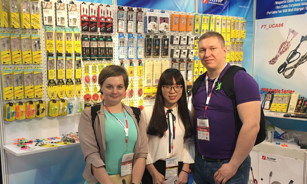 flitop-team-at-trade-show-1