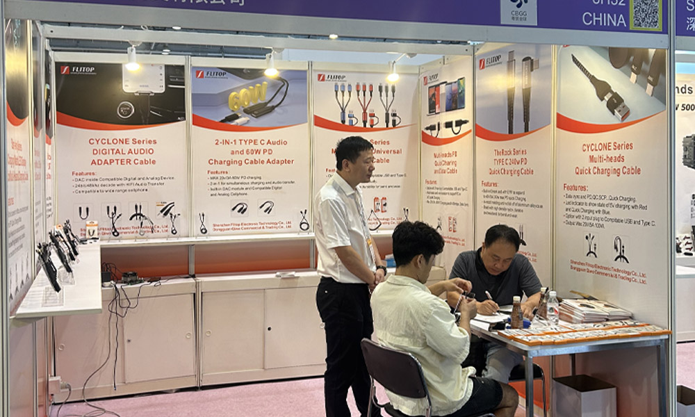 flitop-team-at-trade-show-6